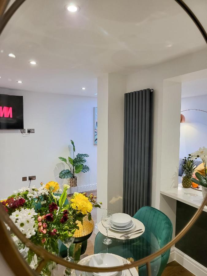 Luxury Pad Centrally Located Near Station