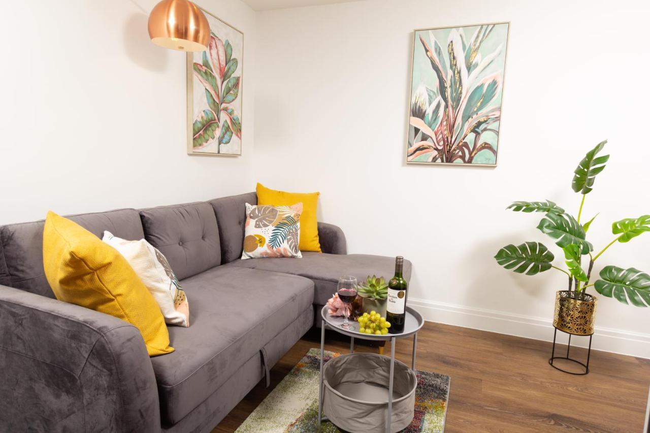 Apartment Luxury Pad Centrally Located Near Station *