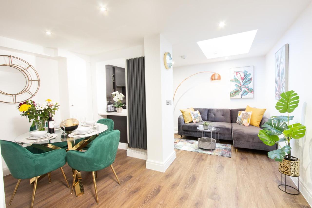 Luxury Pad Centrally Located Near Station Apartment *