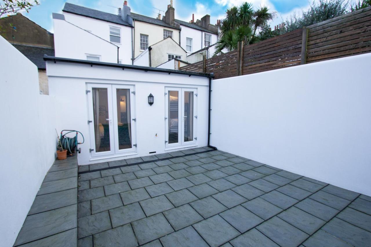 Apartment Luxury Pad Centrally Located Near Station