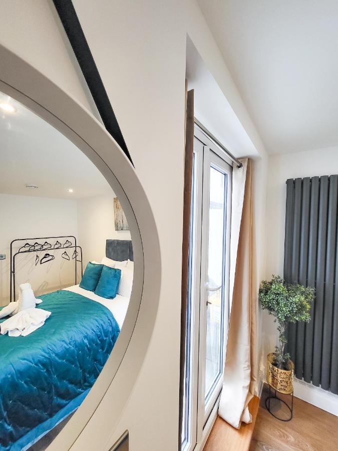 Luxury Pad Centrally Located Near Station Apartment