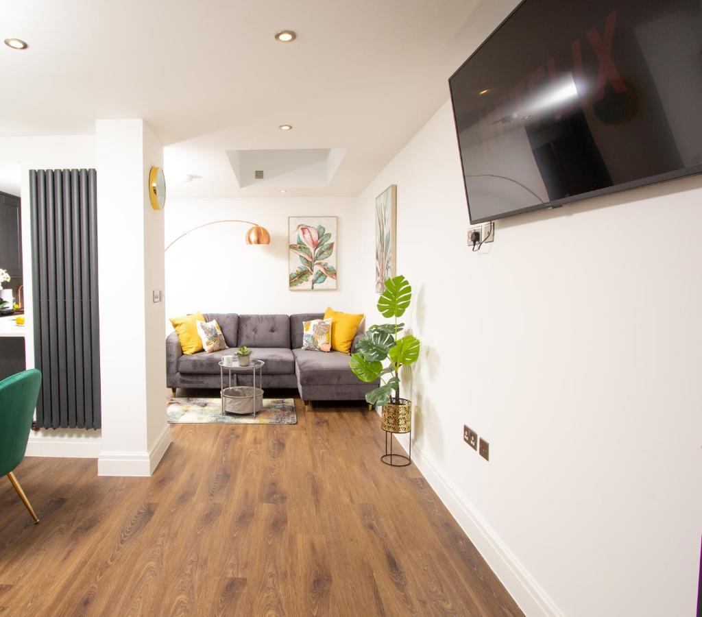 Luxury Pad Centrally Located Near Station