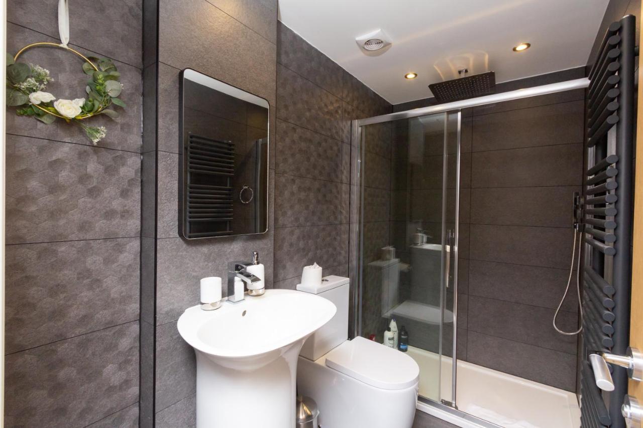 Luxury Pad Centrally Located Near Station