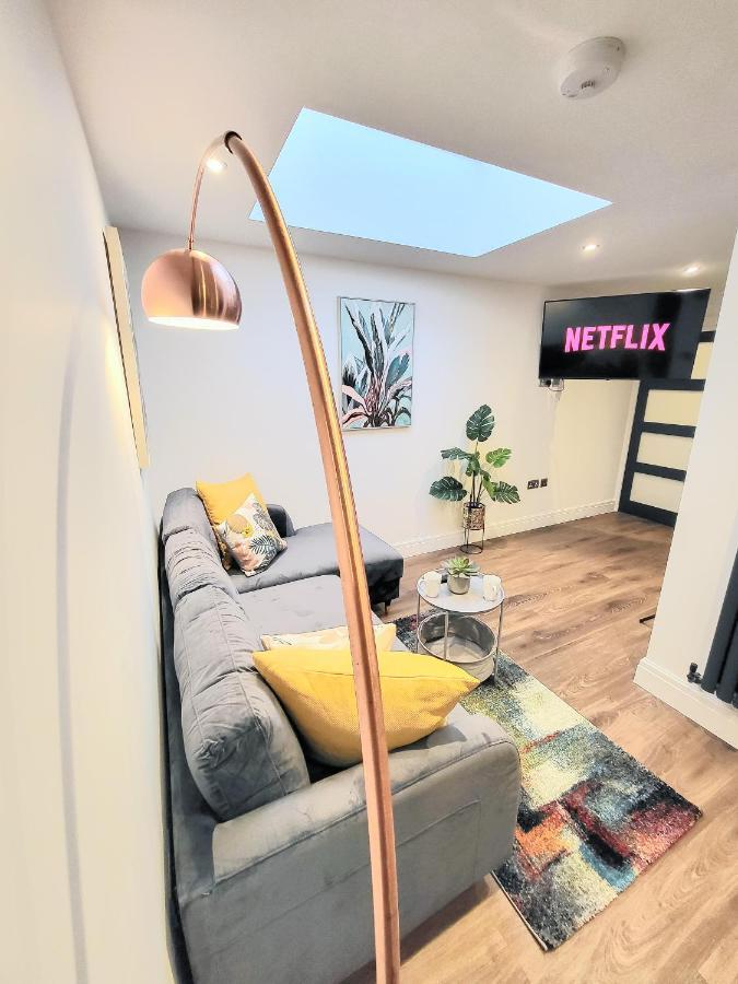 Apartment Luxury Pad Centrally Located Near Station *