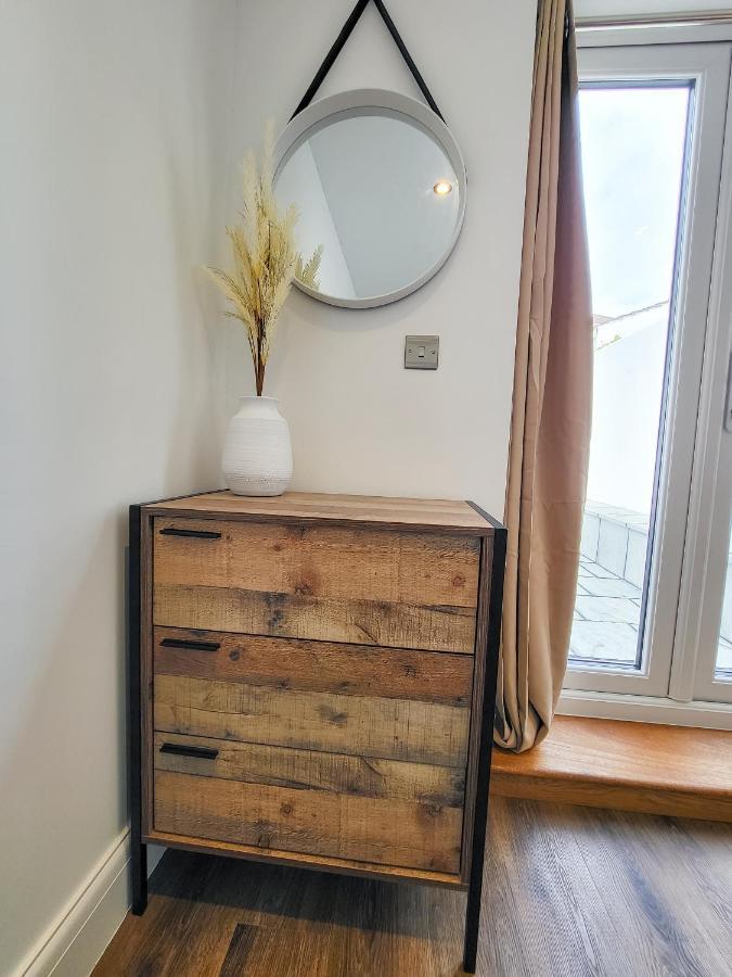 Luxury Pad Centrally Located Near Station Apartment