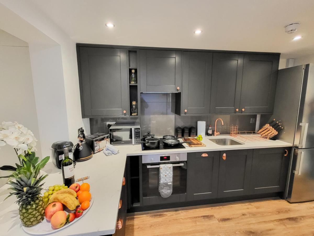 Luxury Pad Centrally Located Near Station Apartment *