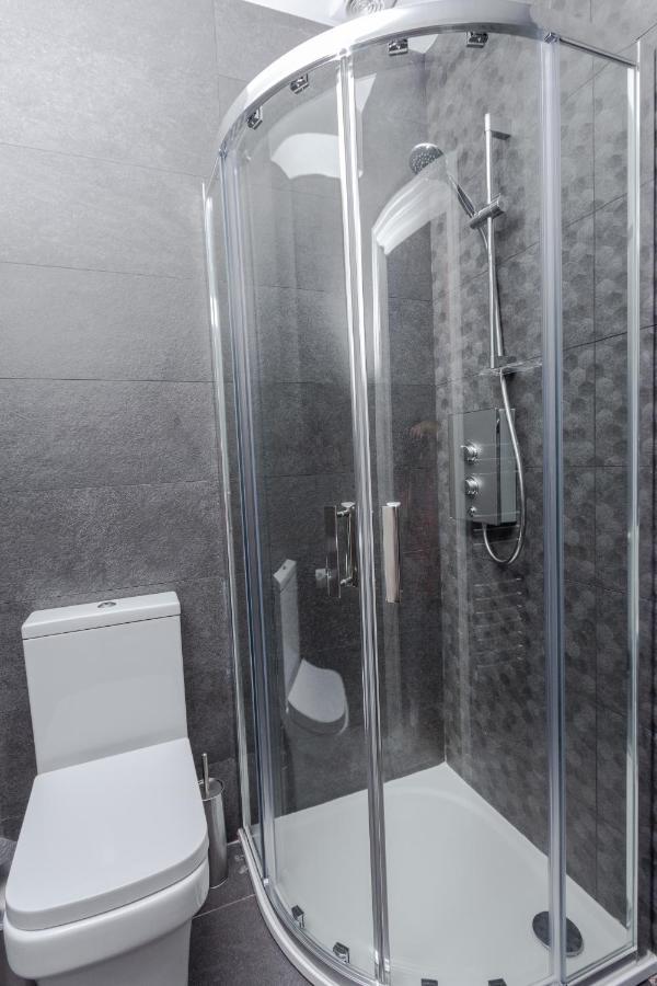 Luxury Pad Centrally Located Near Station Apartment *