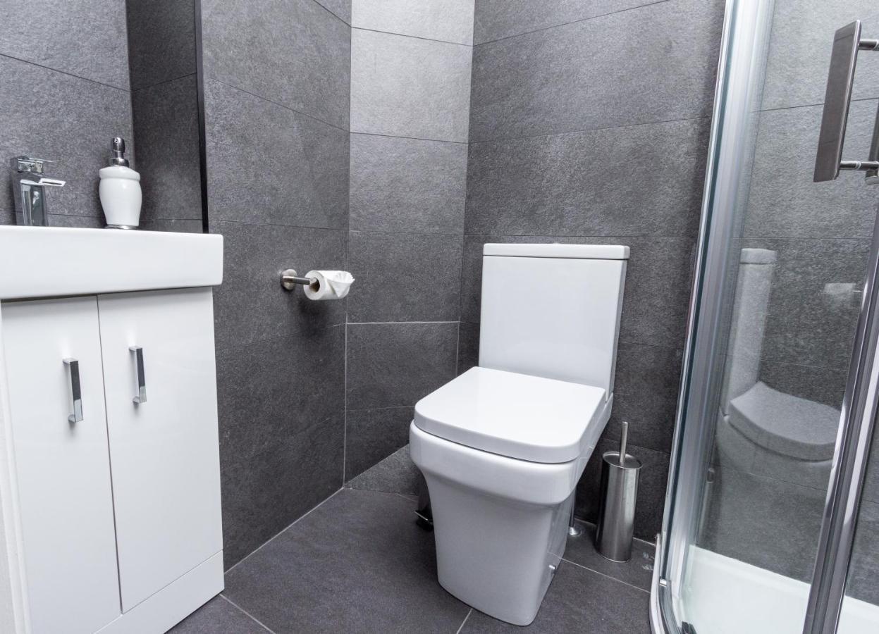 Luxury Pad Centrally Located Near Station