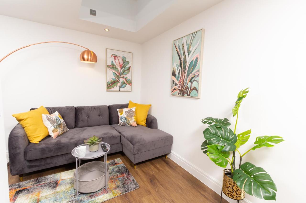 Luxury Pad Centrally Located Near Station Apartment
